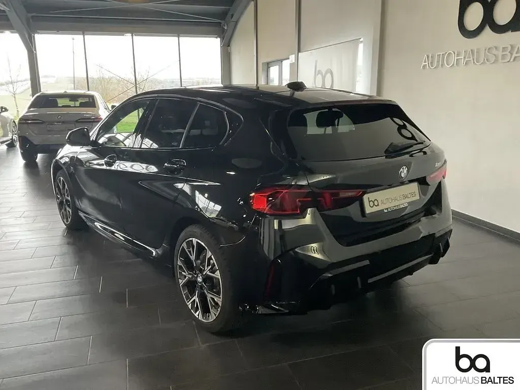Gebraucht BMW 120 M Sport 170 PS (125 kW) 2025 Saphirschwarz met. Kleinwagen