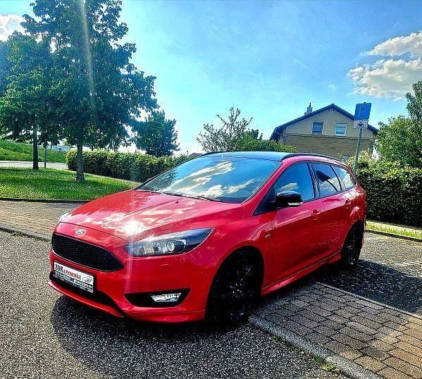 Rot Gebraucht 2016 Ford Focus Sport Limousine | 8.995 € (Fairer Preis) - Bild 1/4