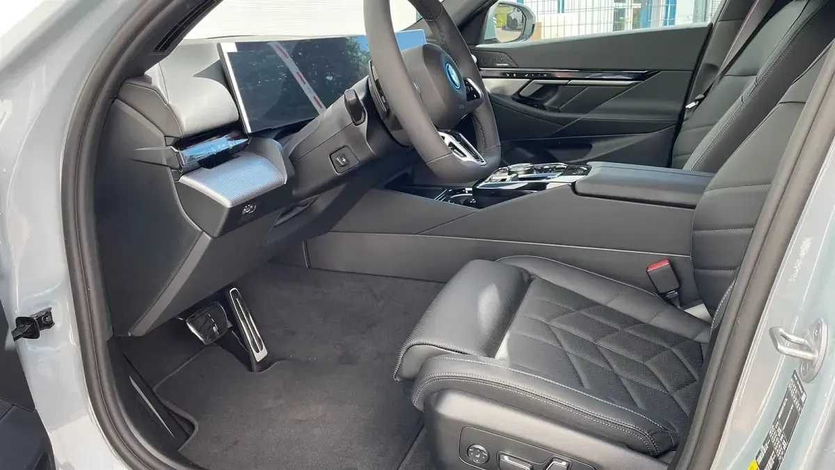 Neu BMW i5 Comfort Edition 250 kW (340 PS) 2026 M brooklyn grau metallic Kombi