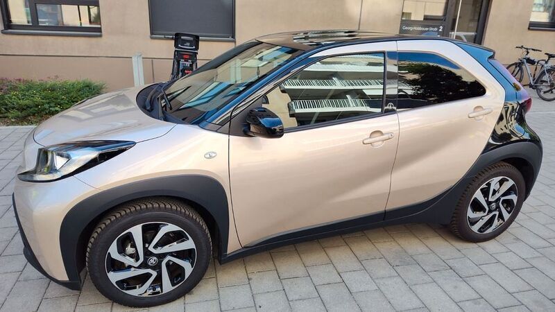 Beige Gebraucht 2024 Toyota Aygo Team Kleinwagen | 15.390 € (Fairer Preis) - Bild 1/4