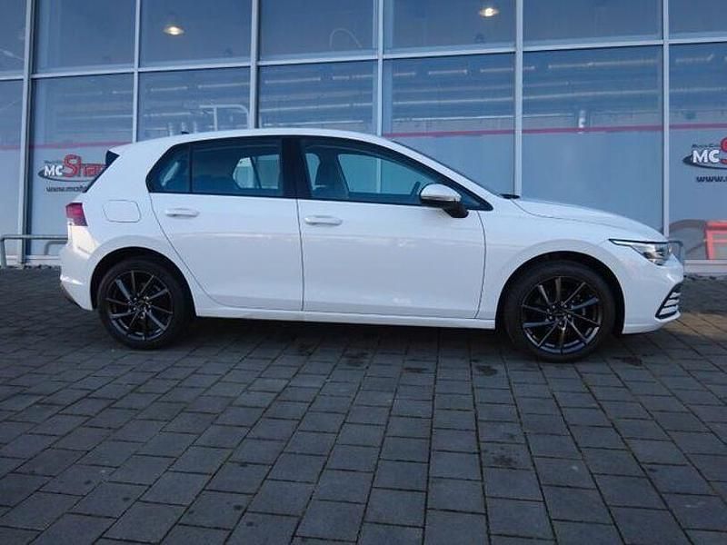 Gebraucht VW Golf VIII Basis 110 PS (80 kW) 2020 Weiß metallic Limousine
