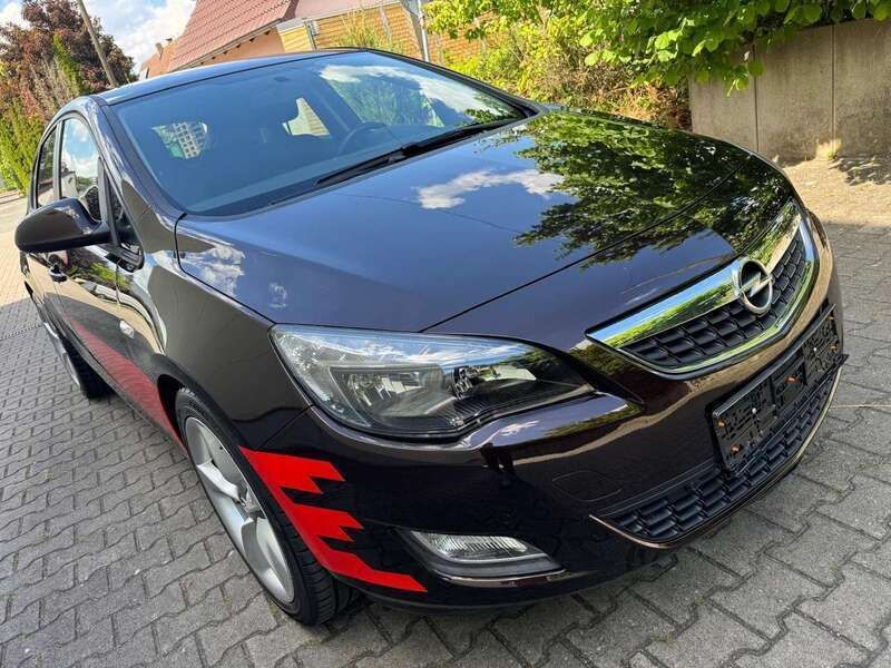 Braun Gebraucht 2012 Opel Astra Edition Kleinwagen | 7.390 € (Etwas zu teuer) - Bild 1/4