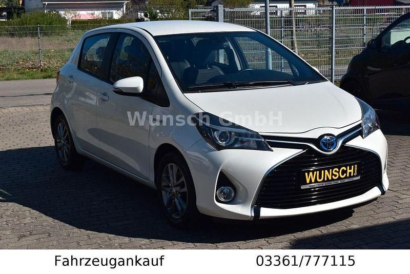 Gebraucht Toyota Yaris Hybrid Style 101 PS (74 kW) 2017 Weiß Limousine