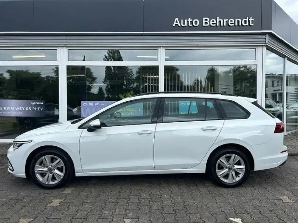 Gebraucht VW Golf VIII Life 110 PS (80 kW) 2023 Weiss Kombi