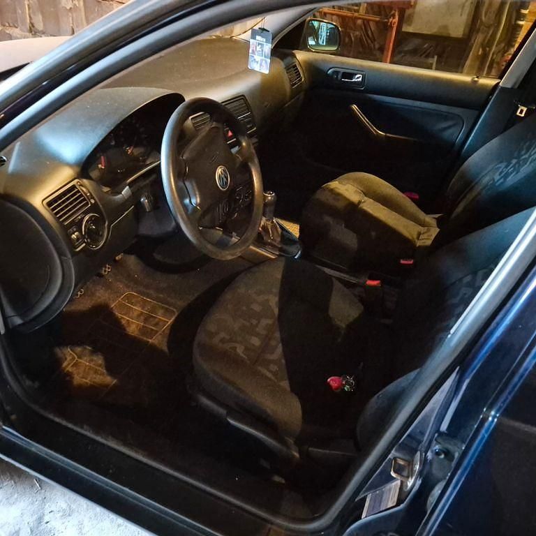 Second-hand VW Bora Basis 101 CP (74 kW) 2000 Albastru Berlinǎ