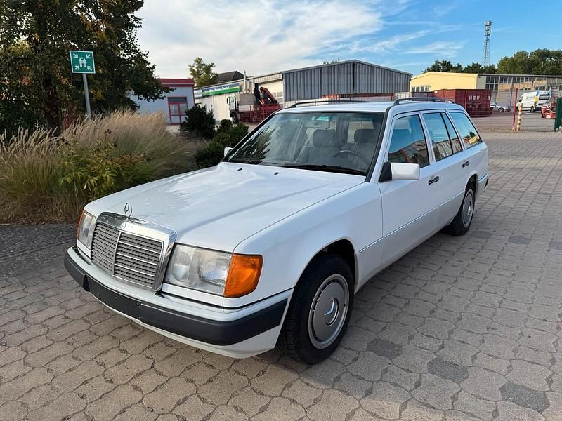 Weiß Gebraucht 1990 Mercedes E230 Kombi | 19.999 € - Bild 1/4