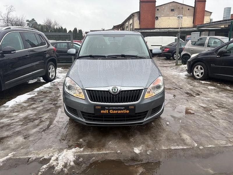 Grau Gebraucht 2012 Skoda Fabia Family Limousine | 6.999 € (Fairer Preis) - Bild 1/4