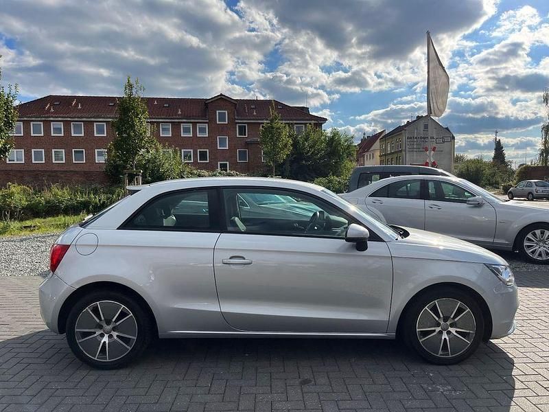 Gebraucht Audi A1 Attraction 86 PS (63 kW) 2011 Silber Kleinwagen