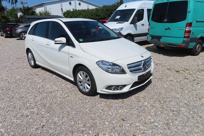 Gebraucht Mercedes B180 122 PS (89 kW) 2012 Weiß Van / Kleinbus