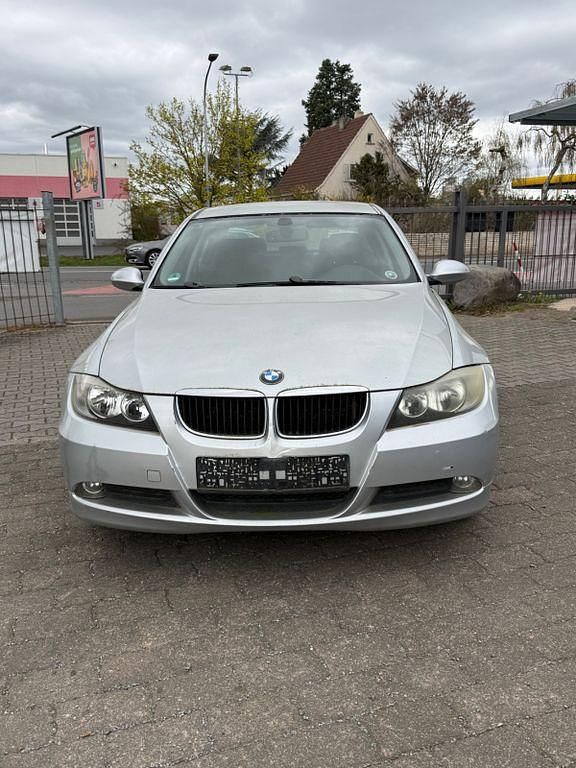 Gebraucht BMW 318 129 PS (94 kW) 2005 Silber Limousine