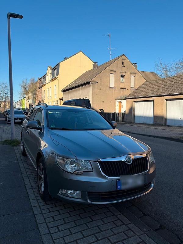 Gebraucht Skoda Superb 122 PS (89 kW) 2011 Grau Kombi