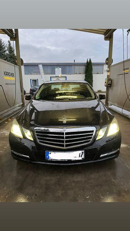 Schwarz Gebraucht 2013 Mercedes E200 Limousine | 10.500 € (Etwas zu teuer) - Bild 1/4