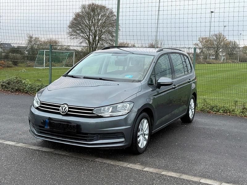 Silber Gebraucht 2017 VW Touran Trendline Van / Kleinbus | 12.900 € (Guter Preis) - Bild 1/4