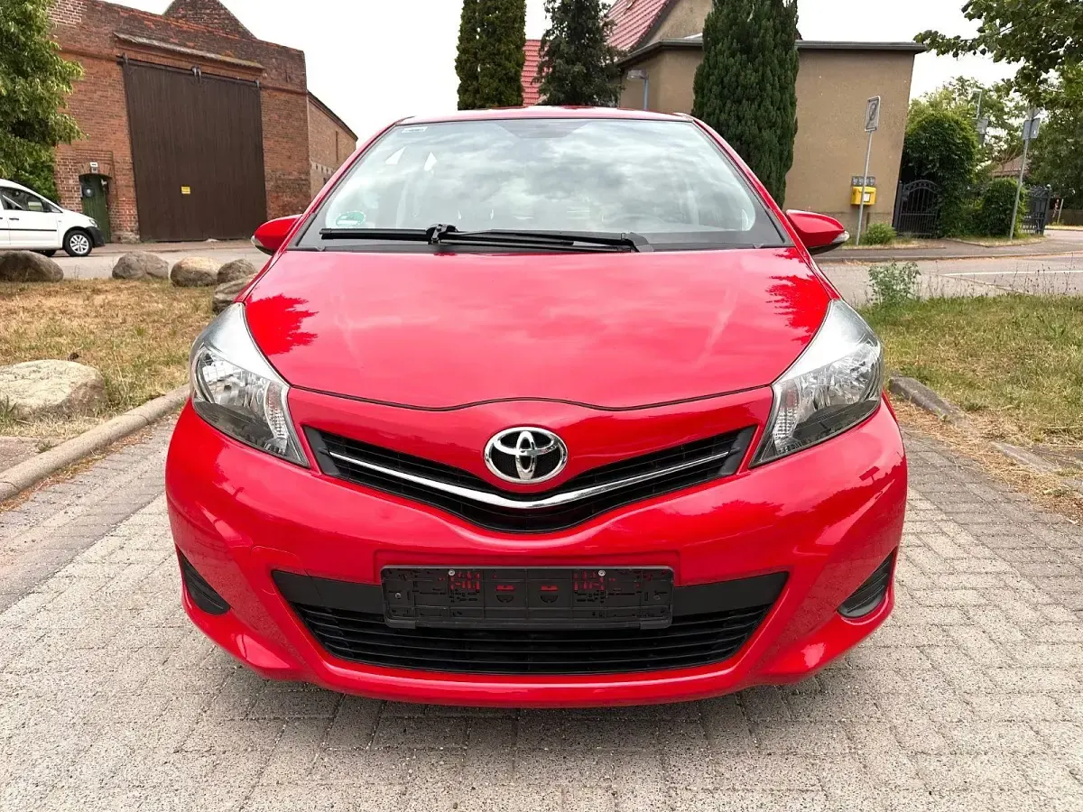 Gebraucht Toyota Yaris Edition 99 PS (72 kW) 2014 Rot Kleinwagen