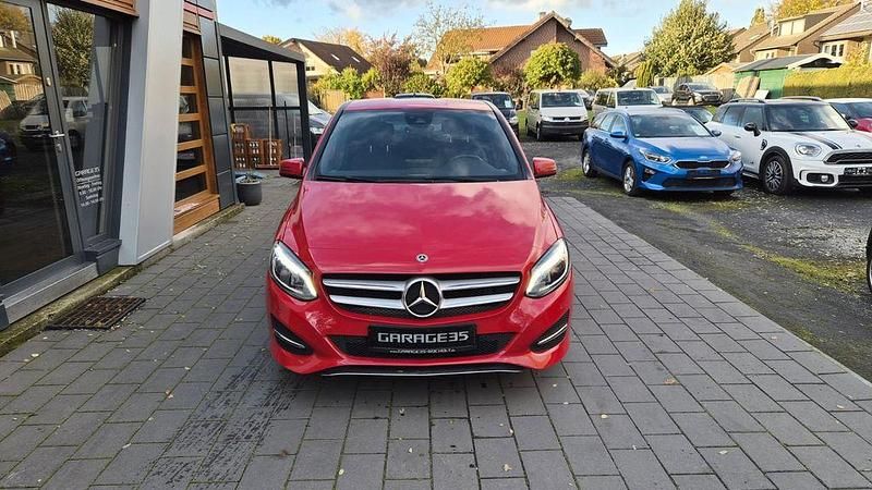Gebraucht Mercedes B220 184 PS (135 kW) 2017 Rot Van / Kleinbus