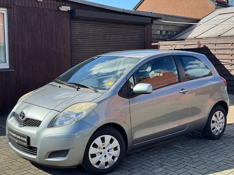 Grau Gebraucht 2009 Toyota Yaris Sol Limousine | 2.950 € (Guter Preis) - Bild 1/4