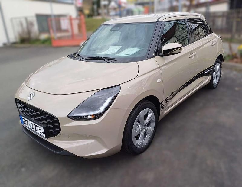 Gebraucht Suzuki Swift Comfort 83 PS (61 kW) 2024 Caravan ivory metallic Limousine