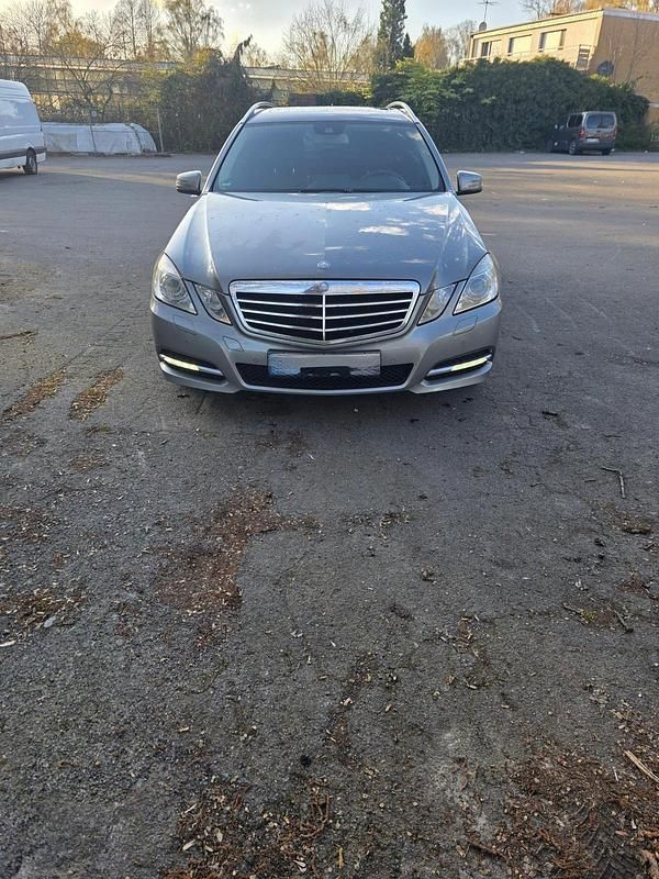 Gebraucht Mercedes E220 170 PS (125 kW) 2010 Grau Kombi