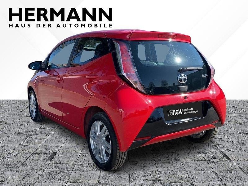 Gebraucht Toyota Aygo X-play 69 PS (50 kW) 2017 Rot Kleinwagen