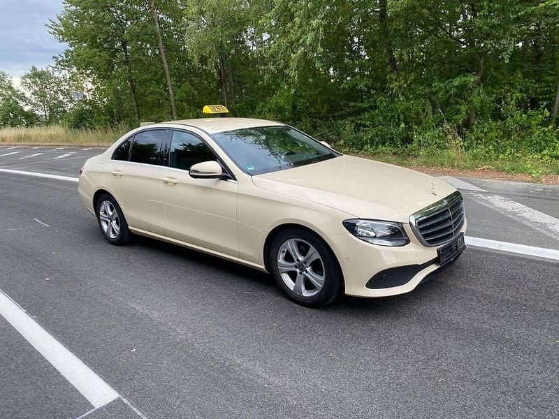 Gelb Gebraucht 2019 Mercedes E200 Limousine | 12.900 € (Superpreis) - Bild 1/4
