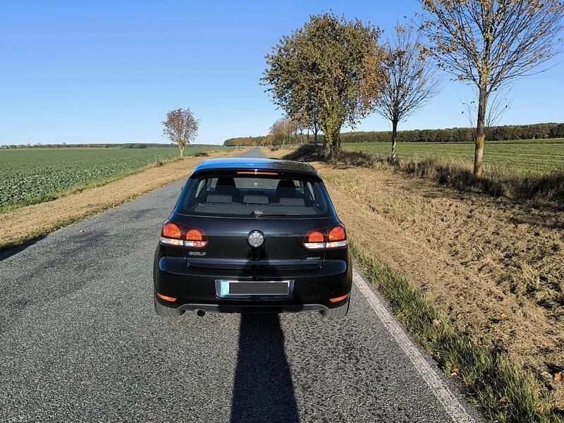 Gebraucht VW Golf VI 105 PS (77 kW) 2011 Schwarz Kleinwagen