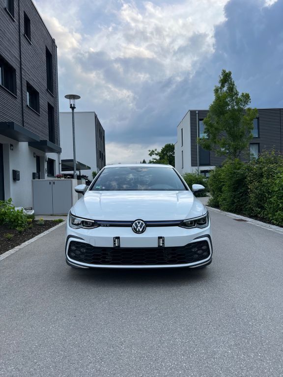 Weiß Gebraucht 2021 VW Golf VIII GTE Limousine | 22.899 € (Fairer Preis) - Bild 1/4
