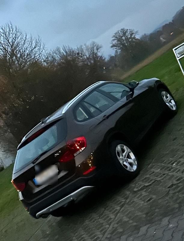 Braun Gebraucht 2012 BMW X1 SUV | 16.800 € - Bild 1/4