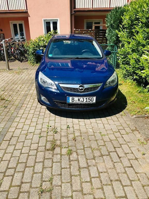 Blau Gebraucht 2011 Opel Astra Design Edition Limousine | 3.500 € (Superpreis) - Bild 1/4