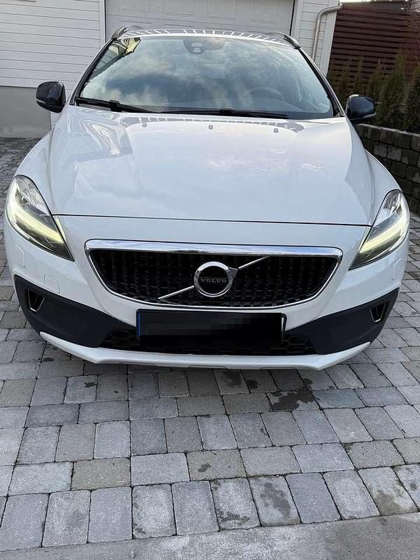 Gebraucht Volvo V40 CC Momentum 152 PS (111 kW) 2017 Weiß Kombi