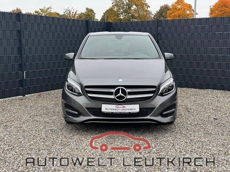 Grau Gebraucht 2016 Mercedes B180 Van / Kleinbus | 15.980 € (Guter Preis) - Bild 1/4