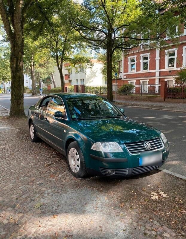 Grün Gebraucht 2002 VW Passat Limousine | 950 € (Superpreis) - Bild 1/4