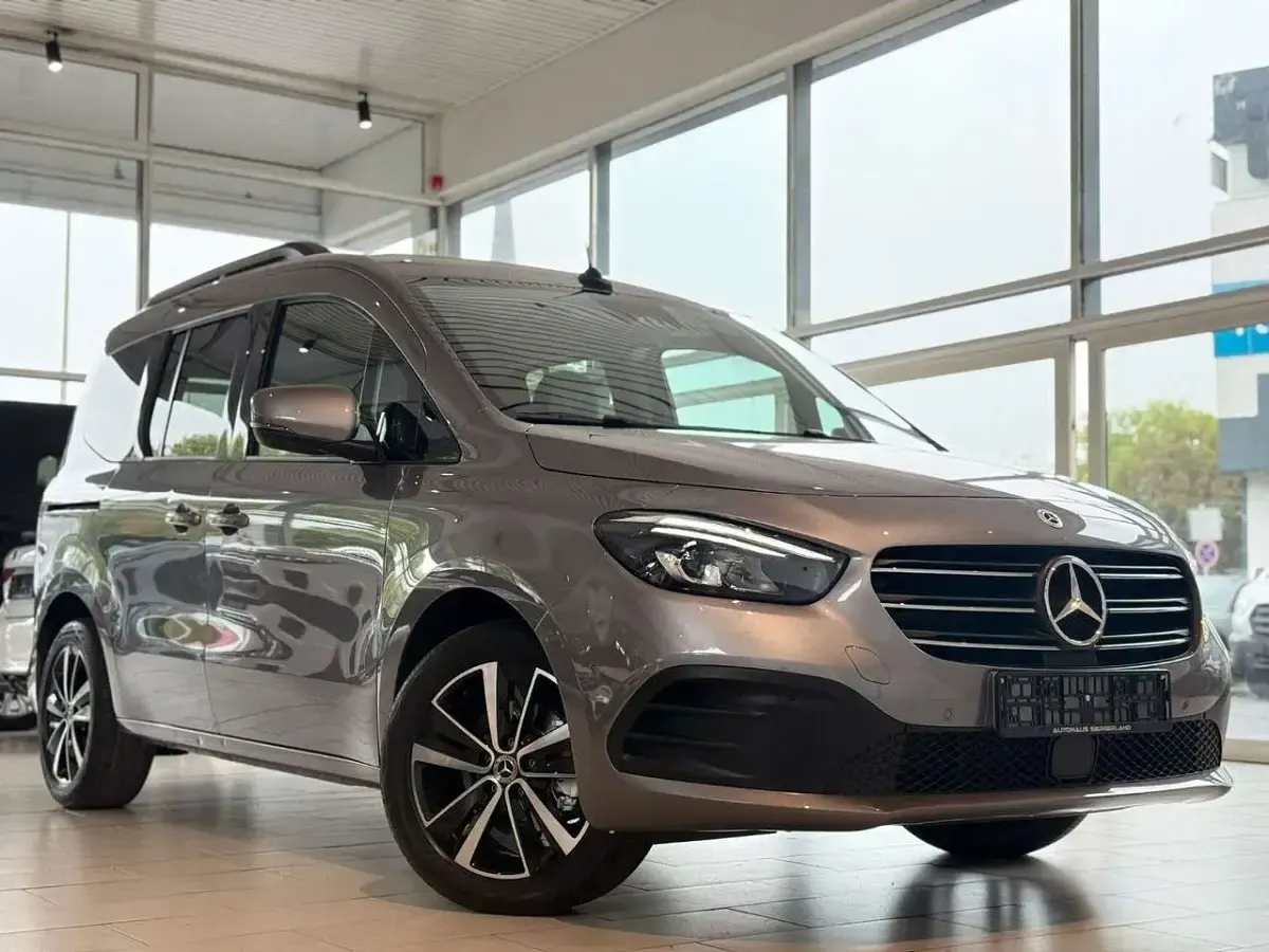 Gebraucht Mercedes T180 116 PS (85 kW) 2023 Chromitgrau Van / Kleinbus