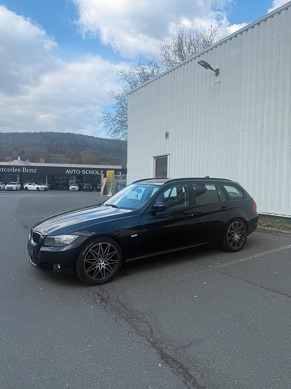 Gebraucht BMW 320 163 PS (119 kW) 2011 Schwarz Kombi