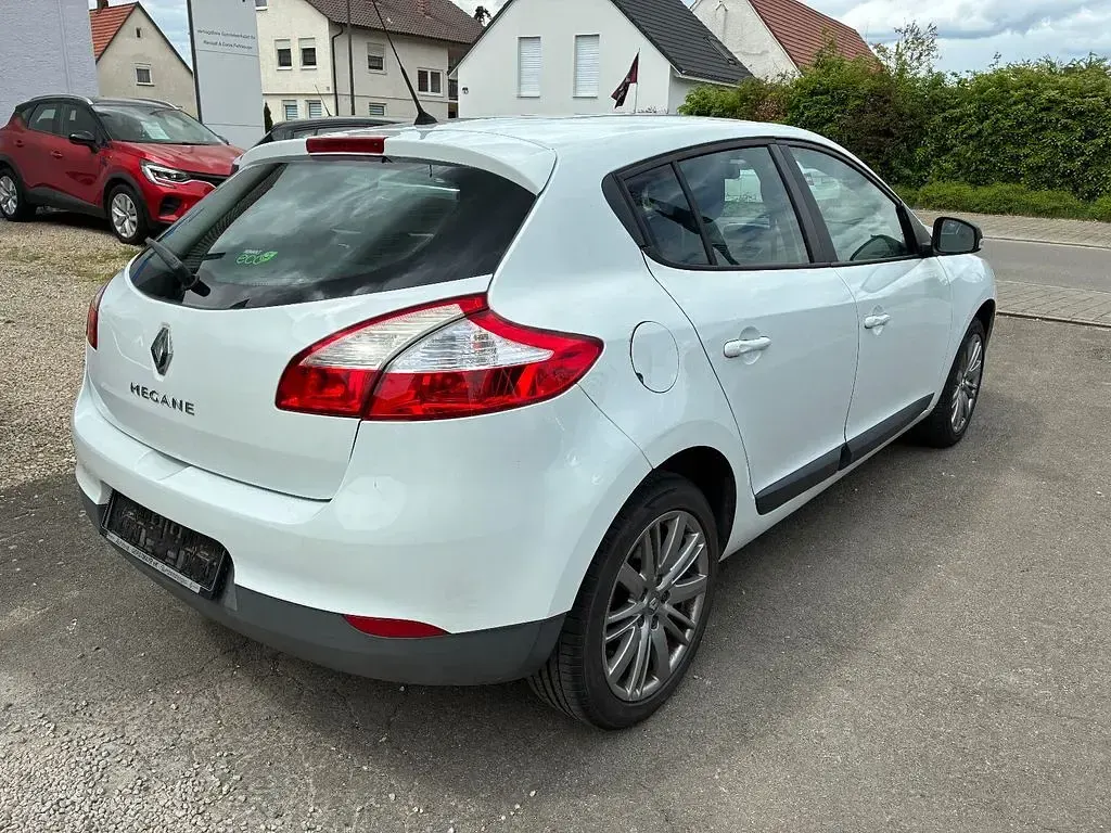Gebraucht Renault Mégane Authentique 110 PS (80 kW) 2014 Weiß Limousine