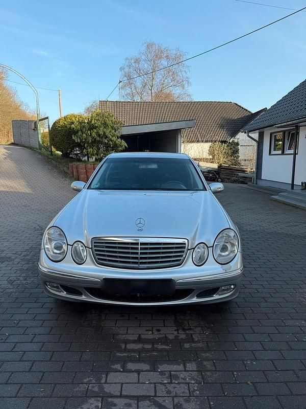Gebraucht Mercedes E220 150 PS (110 kW) 2003 Silber Limousine