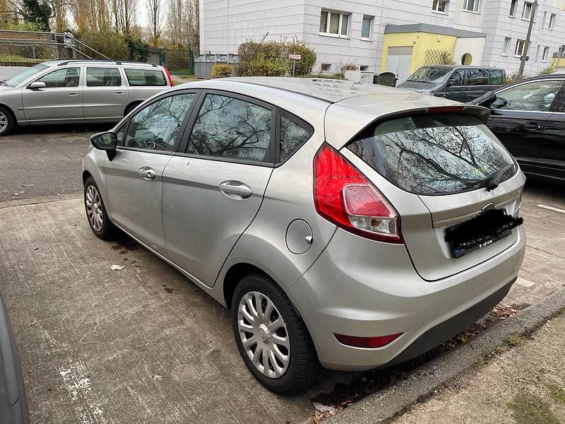 Gebraucht Ford Fiesta 92 PS (67 kW) 2013 Silber Limousine