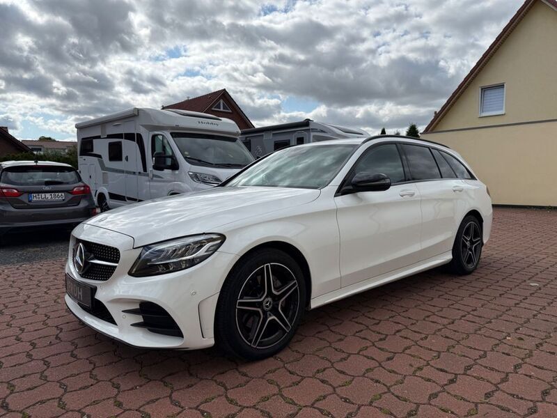 Weiß Gebraucht 2020 Mercedes C220 AMG line Limousine | 27.980 € (Fairer Preis) - Bild 1/4