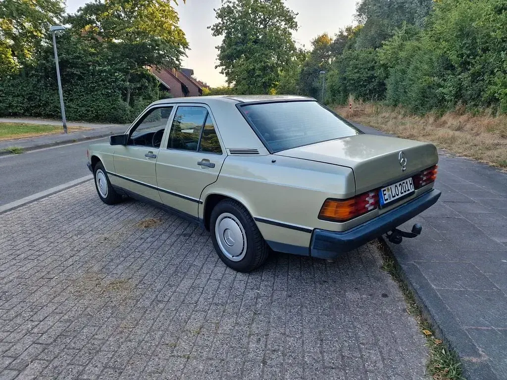 Gebraucht Mercedes 190 72 PS (52 kW) 1984 Grün Limousine