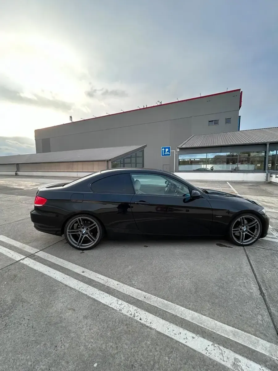 Gebraucht BMW 325 218 PS (160 kW) 2008 Schwarz Coupé