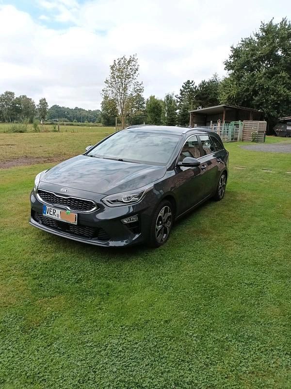 Grau Gebraucht 2021 Kia Ceed Sportswagon Kombi | 20.500 € (Guter Preis) - Bild 1/4