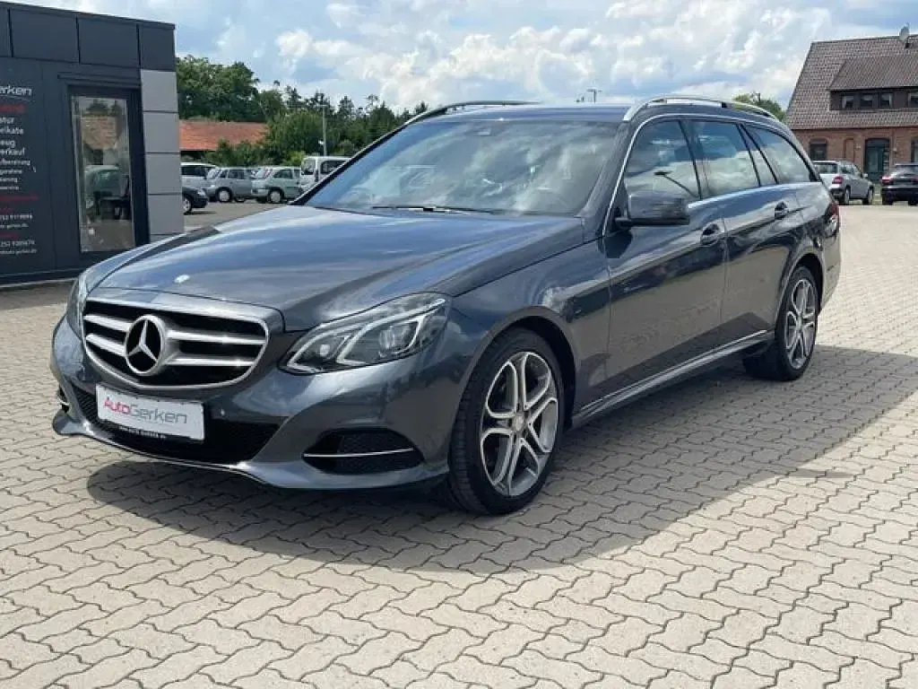 Gebraucht Mercedes E220 Avantgarde 170 PS (125 kW) 2016 Tenoritgrau metallic Limousine