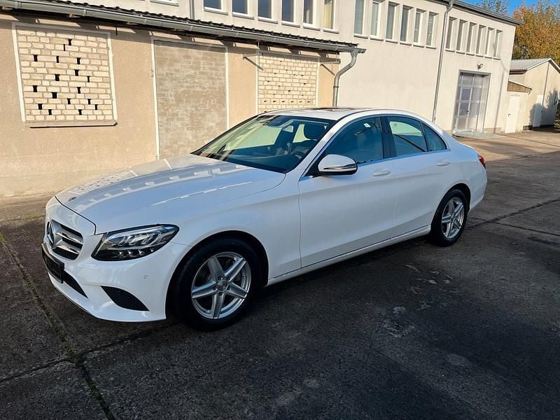 Weiß Gebraucht 2020 Mercedes C200 Limousine | 26.990 € (Guter Preis) - Bild 1/4