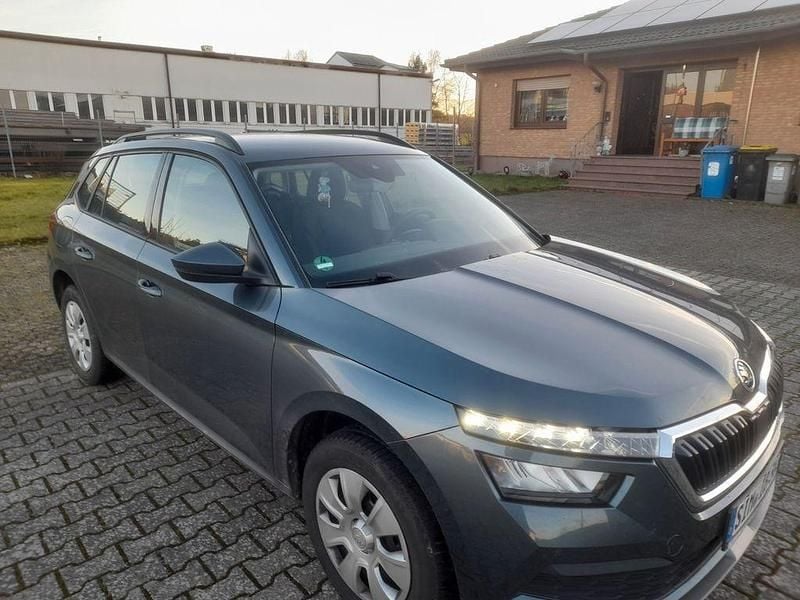 Grau Gebraucht 2020 Skoda Kamiq Ambition SUV | 18.900 € (Guter Preis) - Bild 1/4