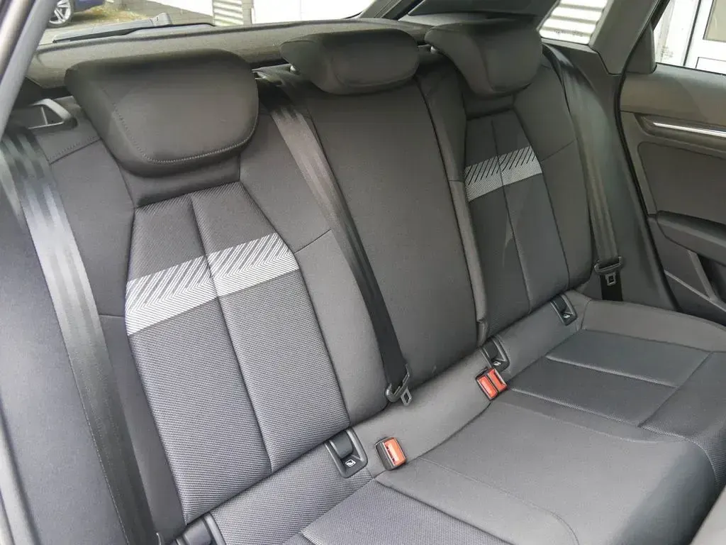 Używany Audi A3 Ambiente 150 KM (110 kW) 2025 Czarny Sedan/Limuzyna