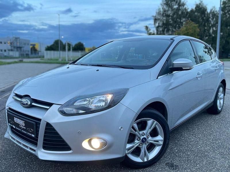 Silber Gebraucht 2012 Ford Focus Champions Edition Limousine | 5.500 € (Guter Preis) - Bild 1/4