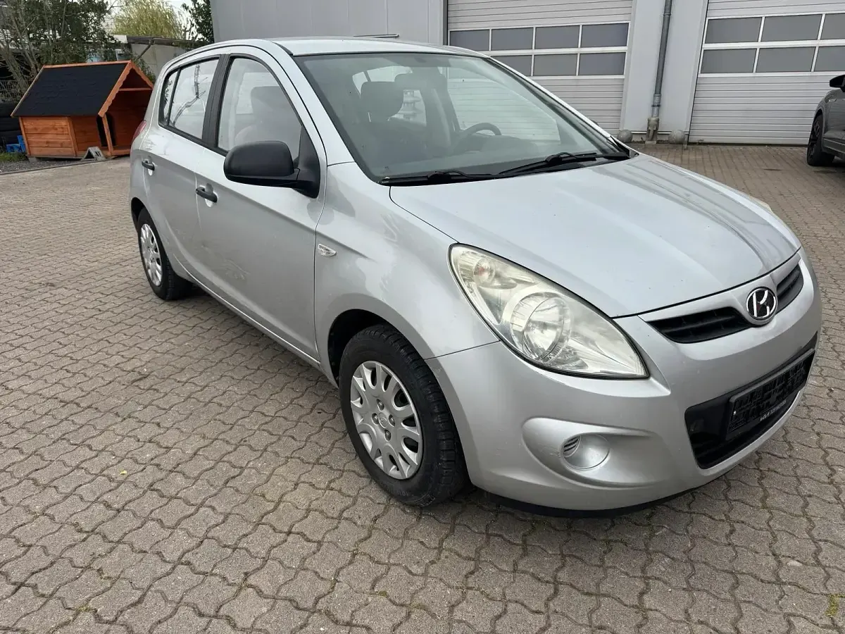 Gebraucht Hyundai i20 78 PS (57 kW) 2009 Silber Kleinwagen