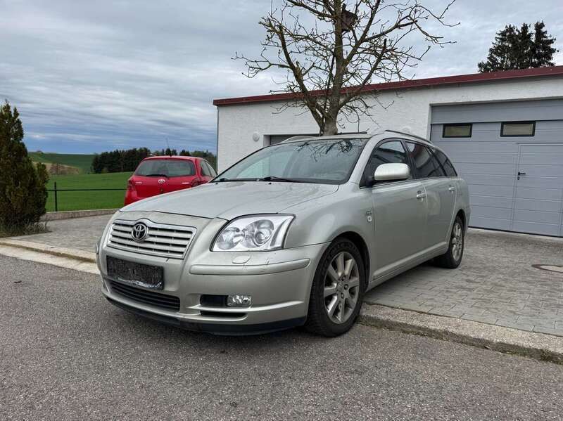 Silver metallic Gebraucht 2006 Toyota Avensis Executive Kombi | 1.390 € (Guter Preis) - Bild 1/4