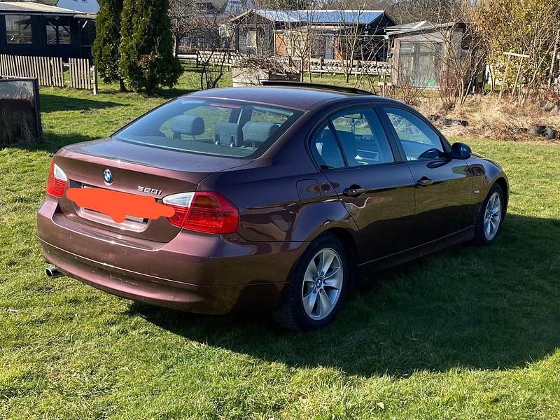 Gebraucht BMW 320 150 PS (110 kW) 2007 Rot Limousine