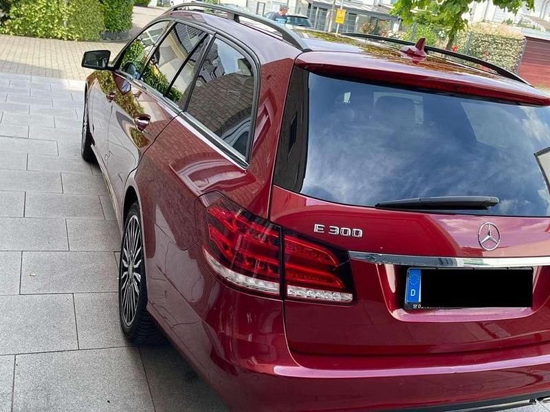 Gebraucht Mercedes E300 204 PS (150 kW) 2015 Rot Kombi