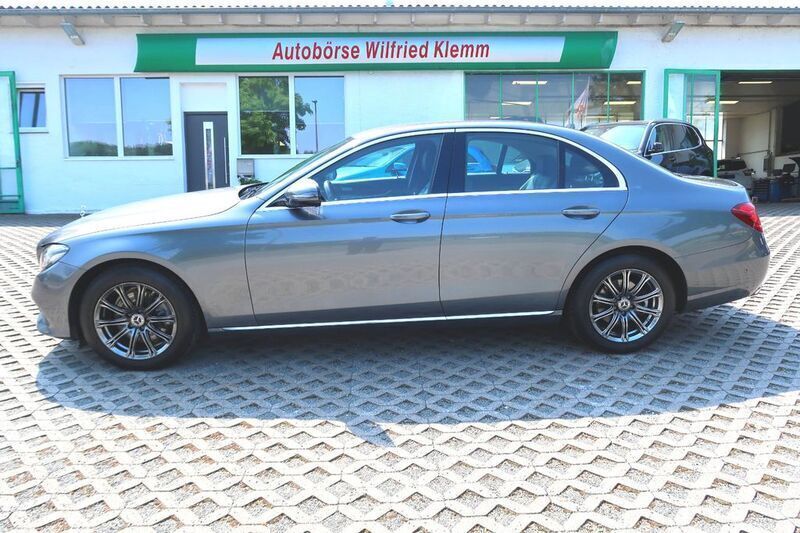 Selenitgraupearleffect Gebraucht 2017 Mercedes A200 Avantgarde Limousine | 25.250 € - Bild 1/4